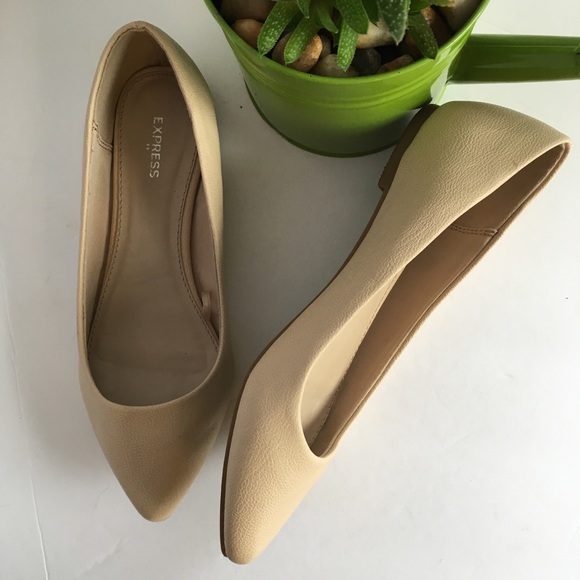 Express Shoes - Express tan flats size 6